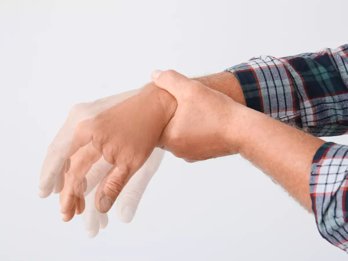 علت لرزش دست، درمان رعشه دستان