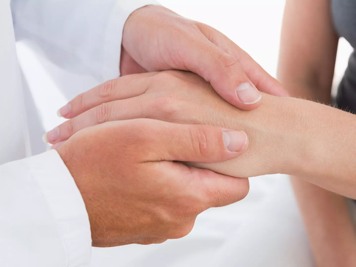 علت لرزش دست، درمان رعشه دستان